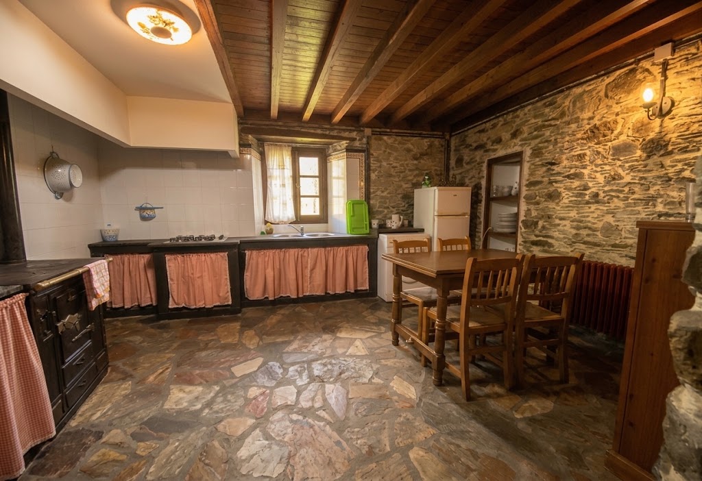 Casa completa: cocina, frigorífico y comedor.