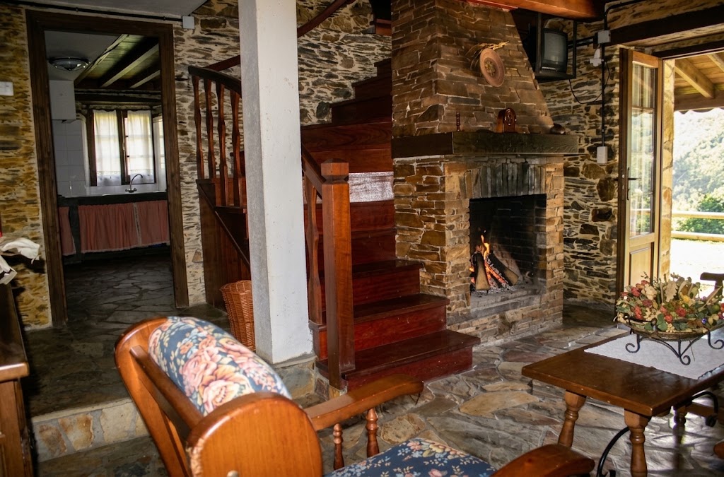 Casa completa: salón con chimenea y acceso al porche.