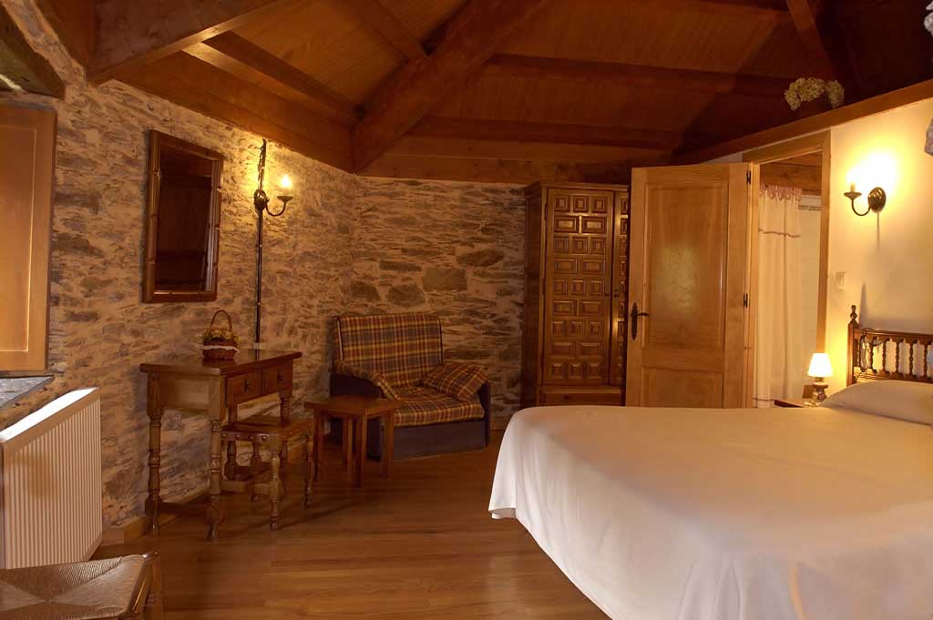 Habitación 6: ventana, butacas y suelo de madera.